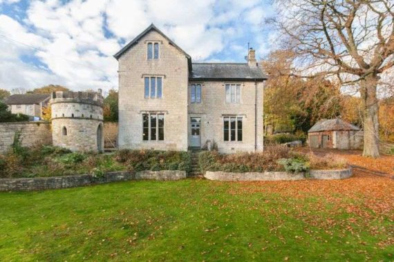 5 bedroom Detached f...